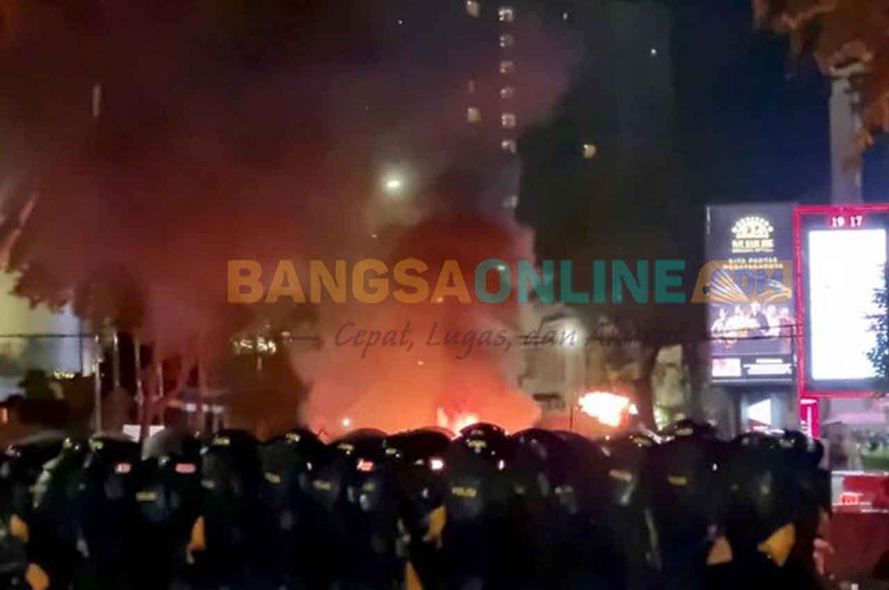 Massa aksi demo saat membakar barier dan tembakkan petasan kepada polisi yang berjaga. Foto: BANGSAONLINE.com