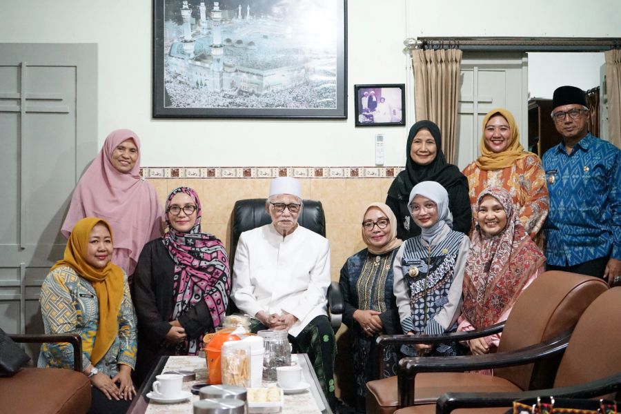 Menteri Arifah (nomor 3 dari kiri) dan rombongan bersama  KH Anwar Manshur didampingi Mbak Wali dan Wawali  Kota Kediri Gus Qowim. (Ist).