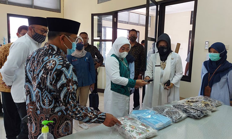 KUNJUNGAN: Menaker Ida Fauziyah didampingi Pj. Bupati Hudiyono saat mengunjungi BLK Sidoarjo, Jumat (6/11/2020). (foto: ist)