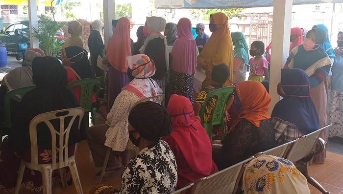 Puluhan warga Desa Bulusari sedang mengantre pemberian bantuan BLT-DD.