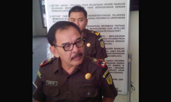 Kajari Nganjuk Umar Zakar saat memberikan keterangan kepada sejumlah wartawan.