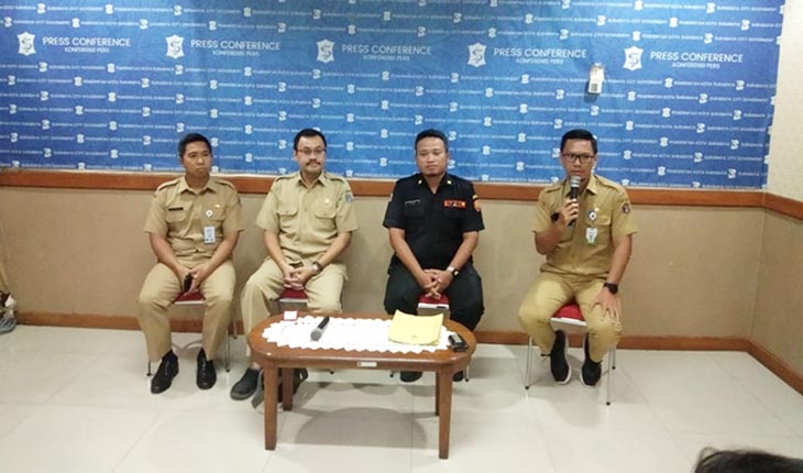 Para kabid saat jumpa pers di kantor Humas Pemkot Surabaya, Selasa (25/2). foto: YUDI A/ BANGSAONLINE