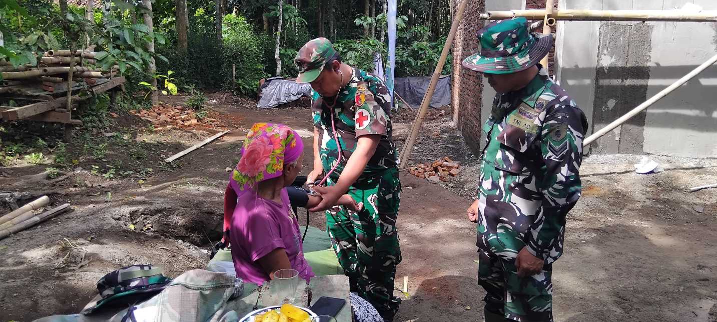 Cek kesehatan gratis yang dilakukan TMMD