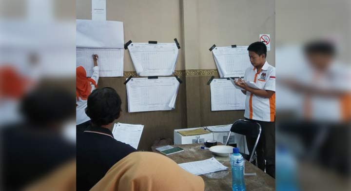 Suasana penghitungan suara di tingkat kecamatan. foto: SYUHUD/ BANGSAONLINE