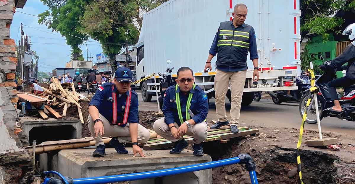 Jajaran Perumda Tugu Tirta saat meninjau salah satu proyek drainase.