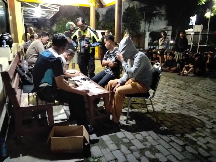 Petugas saat mendata pelaku balap liar