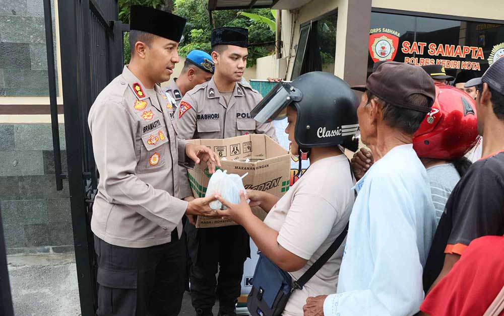 Kapolres Kediri Kota AKBP Bramastyo Priaji saat membagikan takjil gratis kepada warga yang kebetulan melintas di depan Mapolres Kediri Kota. Foto: Ist.