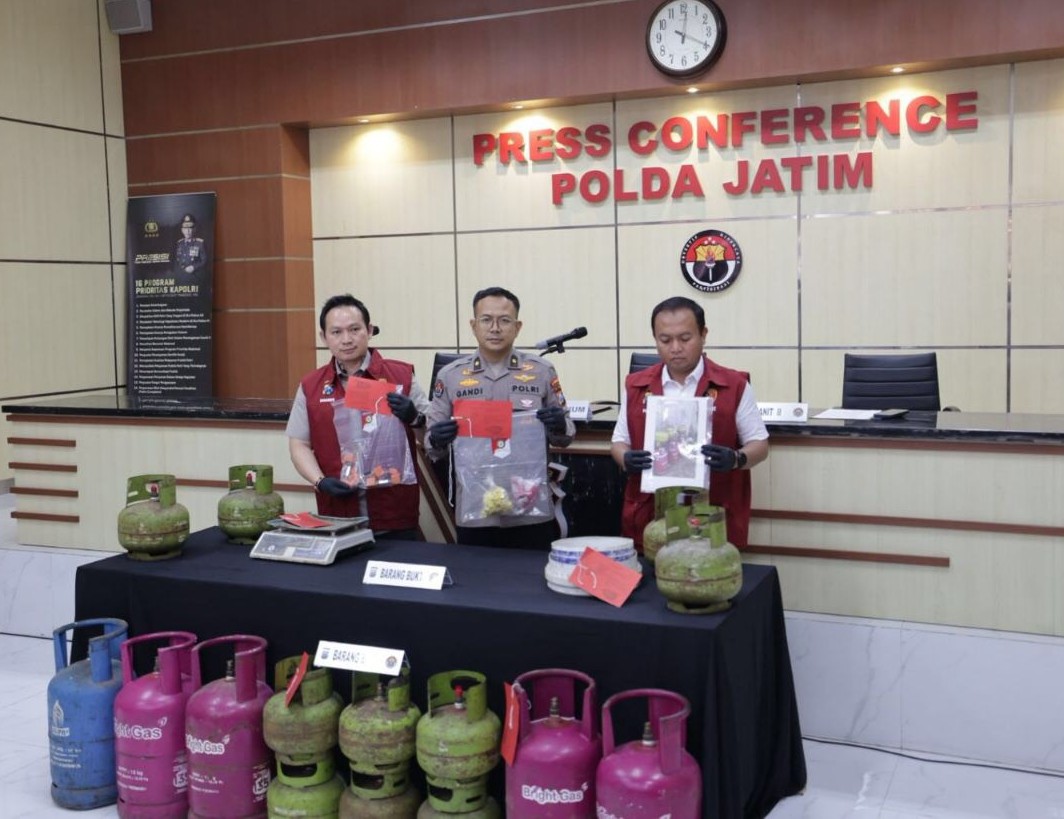 Kabid Humas dan Kasibdit IV Ditreskrimsus Polda Jatim menunjukkan BB hasil penangkapan

