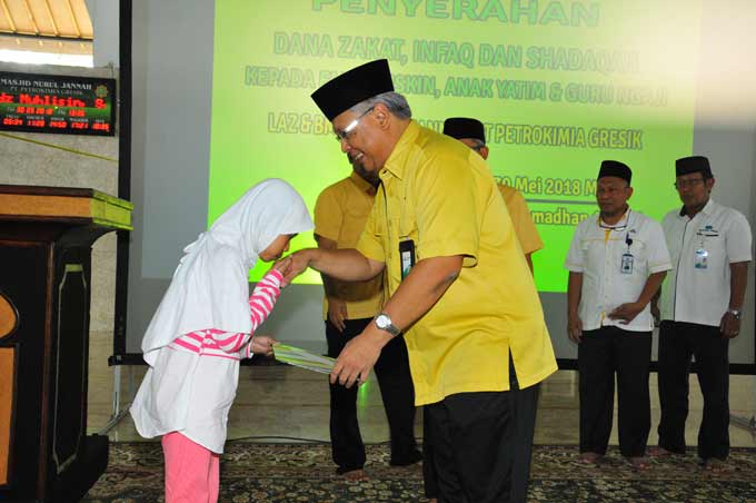 Dirut PG Nugroho Christijanto (kanan) menyerahkan santunan secara simbolis kepada anak yatim piatu. foto: ist