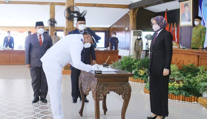 Bupati Tantri saat melantik 61 kepala desa (kades) terpilih dari 21 kecamatan secara hybrid, Senin (9/8) pagi.