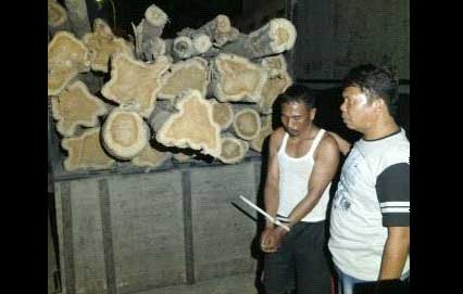 Tersangka bersama barang bukti diamankan Anggota Satreskrim Polres Ngawi. foto: zainal abidin/BANGSAONLINE