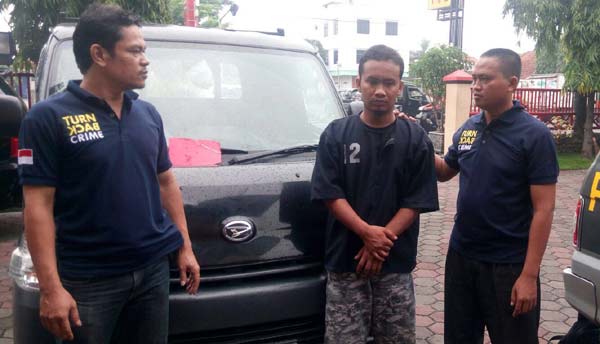 Tersangka saat dijemput oleh anggota Polsek Karang Pilang. foto: ekoyono/ BANGSAONLINE