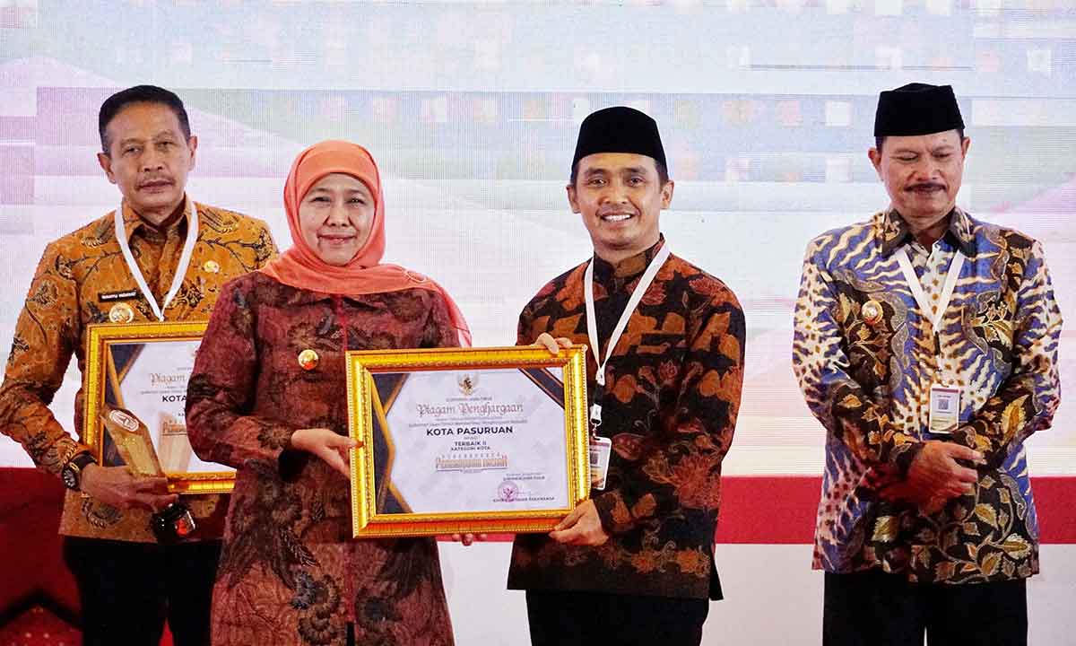 Wali Kota Pasuruan saat menerima penghargaan dari Gubernur Khofifah.