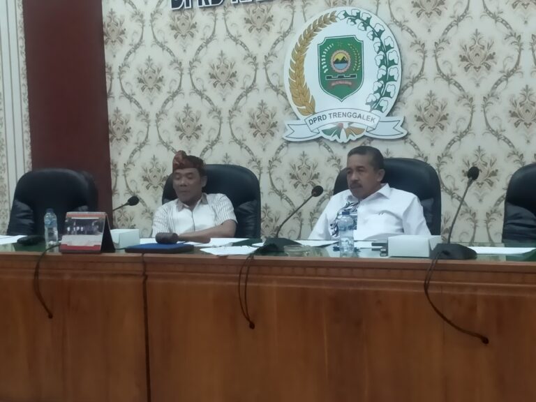 Sukoradin saat rapat kerja dengan Dinas Pendidikan