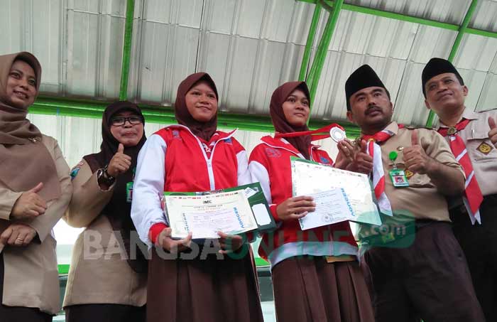 Ardhya Nitya Hardiyanti dan Zuhairi Sabrina Zakiyah, siswi MTsN Tambakberas yang meraih juara dalam ajang International Mathematics Contests Singapore (IMCS). foto: ROMZA/ BANGSAONLINE