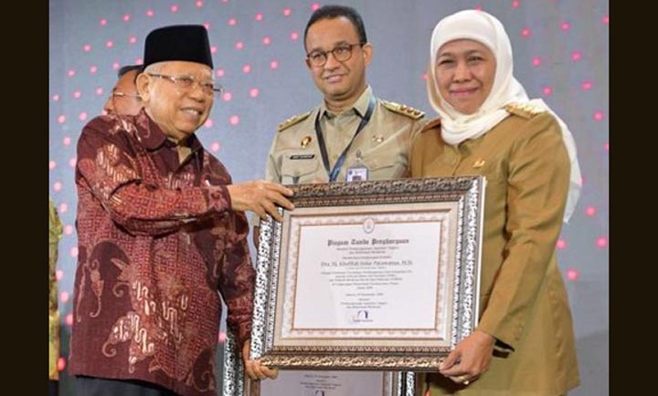 Gubernur Jawa Timur Khofifah Indar Parawansa meraih penghargaan sebagai Pemimpin Perubahan dari KemenPAN RB. Penghargaan diserahkan Wakil Presiden KH Ma