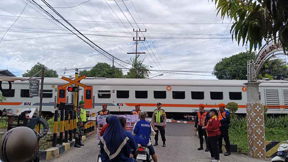 Polisi mengamankan salah salah satu perlintasan di Kediri. (Ist)