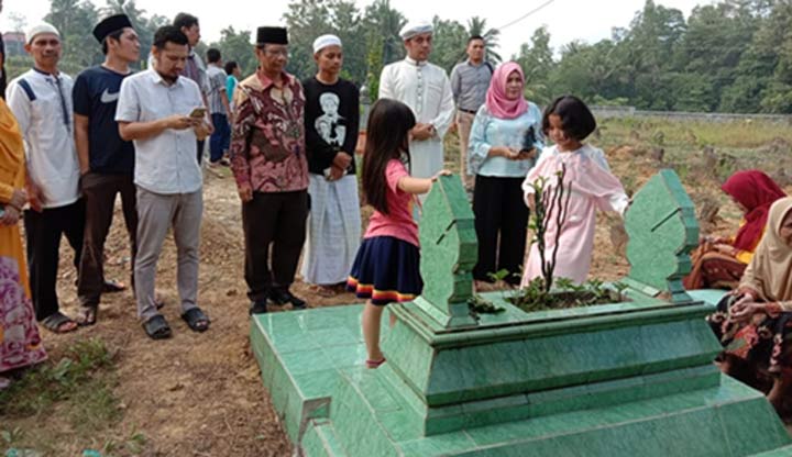 Mahfud MD (memakai batik) saat ziarahi makam ayahnya di Desa Plakpak, Kecamatan Pegantenan, Kabupaten Pamekasan.