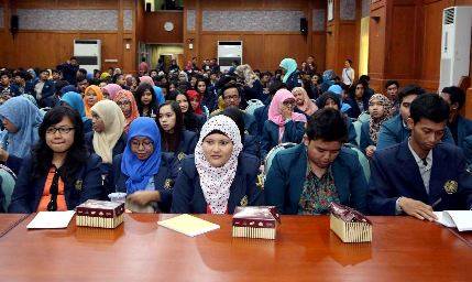 KUNJUNGAN-Ratusan mahasiswa FISIP Unibraw Malang saat kunjungan ke Pemkot Surabaya, Rabu (4/6/2014). foto humas pemkot surabaya untuk BangsaOnline