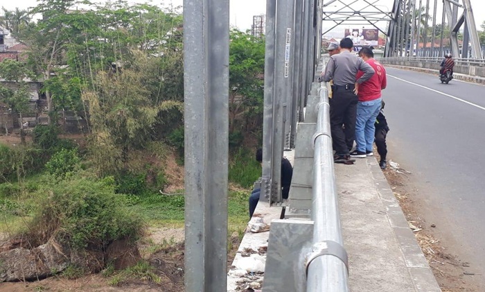 Siswa SMA di Blitar Lakukan Percobaan Bunuh Diri di Jembatan Kademangan