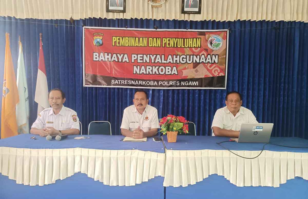 Jajaran dari Satresnarkoba Polres Ngawi saat menggelar pembinaan dan penyuluhan kepada pelajar.