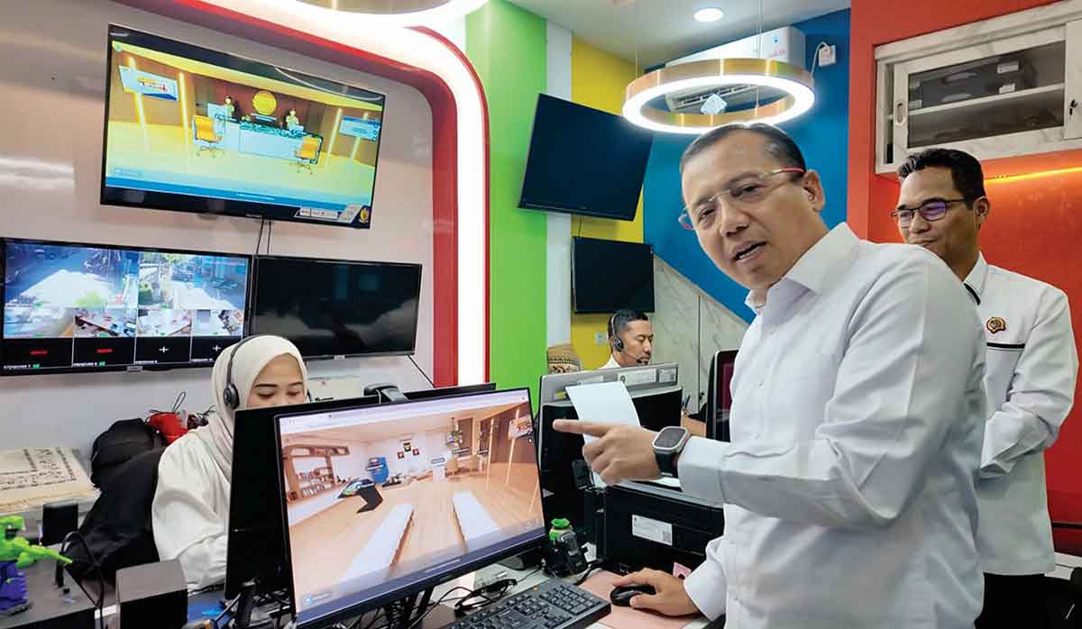 Staf Ahli Bidang Teknologi Informasi Kementerian ATR/BPN, Dwi Budi Martono, saat meninjau Kantor Pertanahan Virtual di Kota Tangerang.