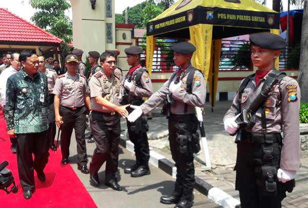 Kapolda Jatim Irjen Pol Machfud Arifin saat kunjungan kerja di Polres Gresik .foto: syuhud/bangsaonline