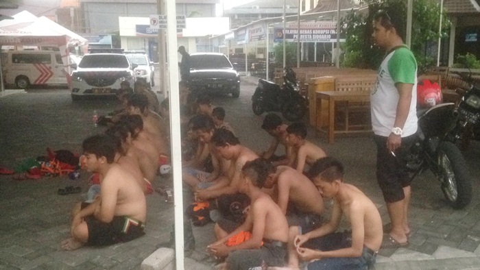 Puluhan suporter Persekabpas Pasuruan sedang diamankan petugas di halaman Polresta Sidoarjo guna ditindak lebih lanjut.