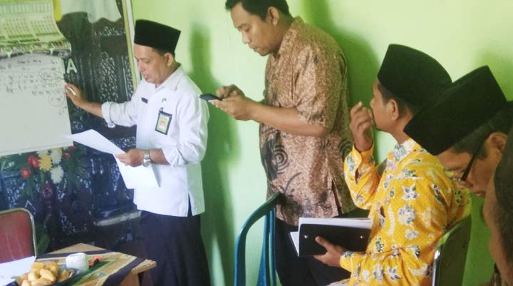 Ach Suyitno, Kepala KUA Sarirejo saat memberikan materi tentang cara menentukan arah kiblat.