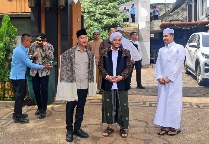 Wapres Gibran bersama Habib Husein Baagil di halaman Rumah Habib Husein Baagil. Foto: Udin.