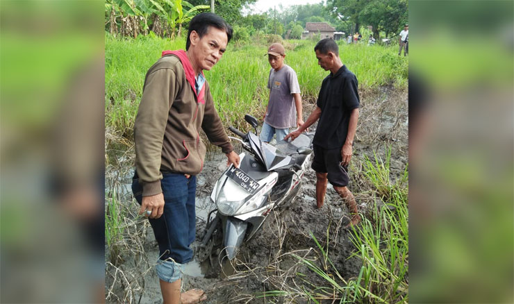 Motor yang ditemukan di sawah sebelum dievakuasi warga.
