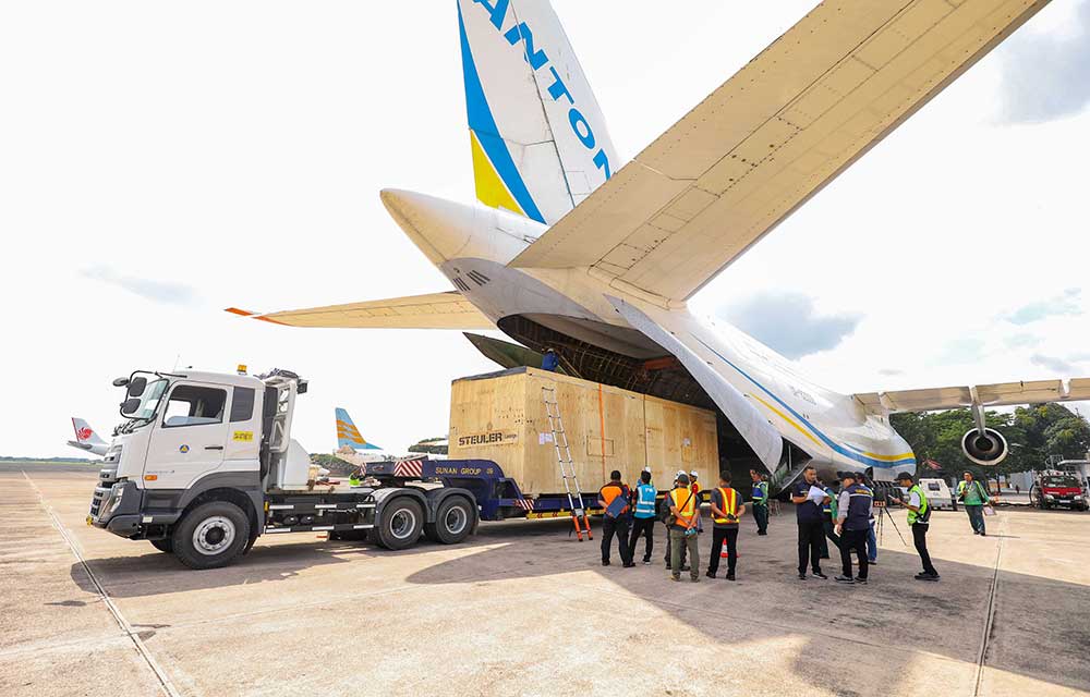 Proses unloading komponen Smelter PTFI dari pesawat Antonov, di Bandara Juanda, Surabaya. Foto: Ist.