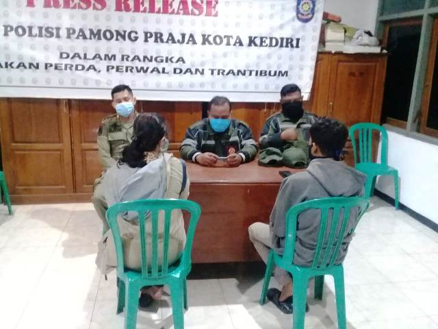 Kedua pasangan suami istri sedang dintererogasi di Markas Satpol PP Kediri.   