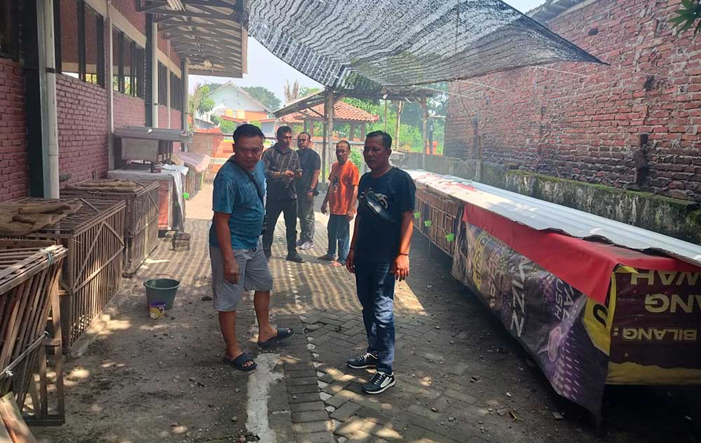 Petugas Satreskrim Polres Mojokerto Kota bersama Polsek Prajurit Kulon saat sidak ke Pasar Prapanca.
