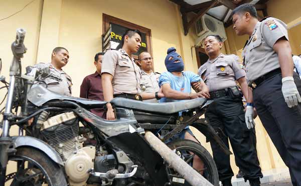 Pelaku penjambretan saat diamankan di Mapolres Jombang usai dimassa. foto: rony suhartomo/BANGSAONLINE