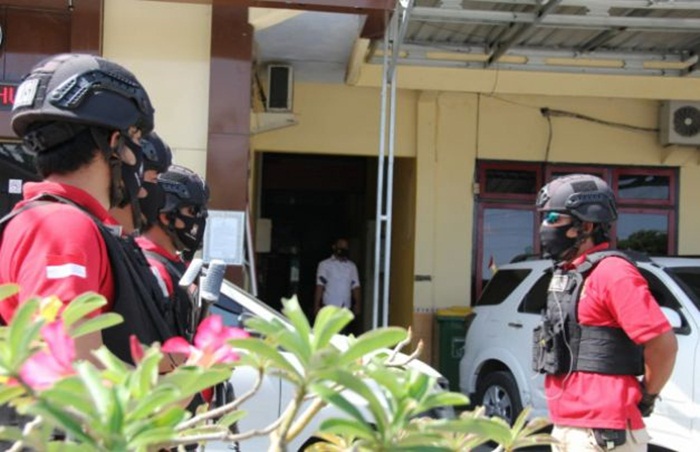 LOMBA: Petugas sedang menangkap begal sadis di rumah pelaku.