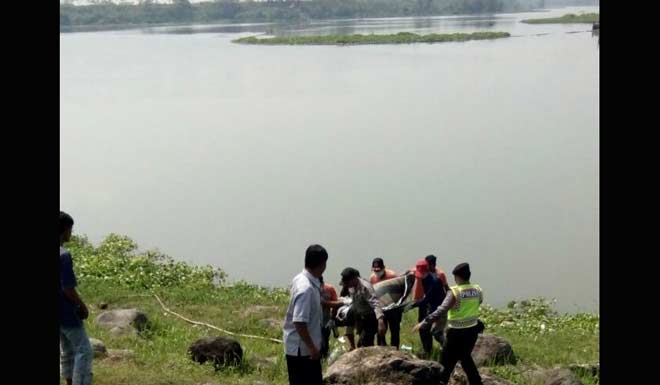 Petugas saat mengevakuasi korban dari bendungan Wlingi. foto: TRI SUSANTO/ BANGSAONLINE