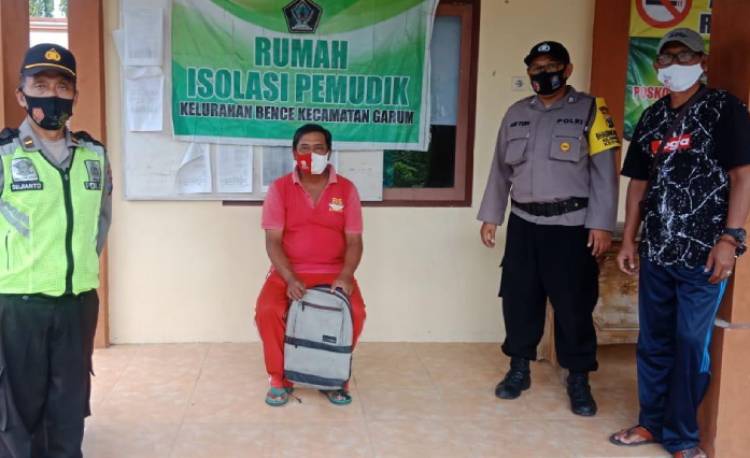 Pemudik di Kecamatan Garum masuk rumah karantina yang disediakan pihak desa. (foto: ist)