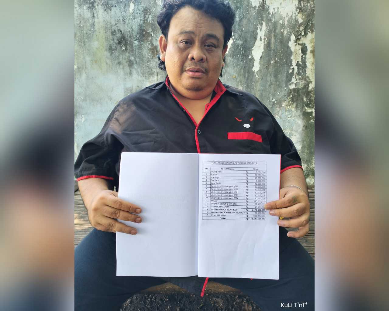 Idrus saat menunjukan bukti LPK PDIP Kabupaten Pasuruan yang dinilai janggal