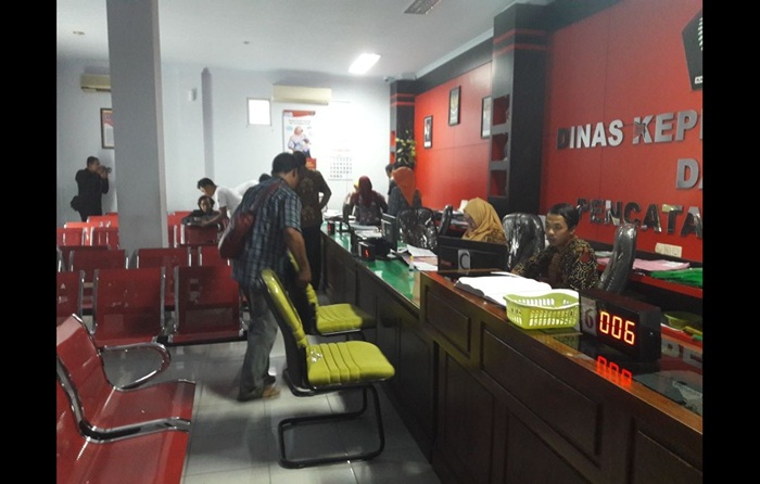 Tim Saber Pungli sedang memeriksa ruang antrian kantor Dispendukcapil Kabupaten Blitar