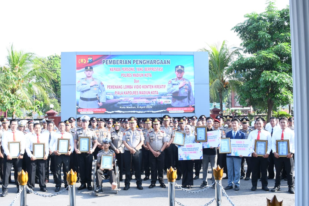 Kapolres Madiun Kota bersama pemenang konten dan anggota berprestasi.