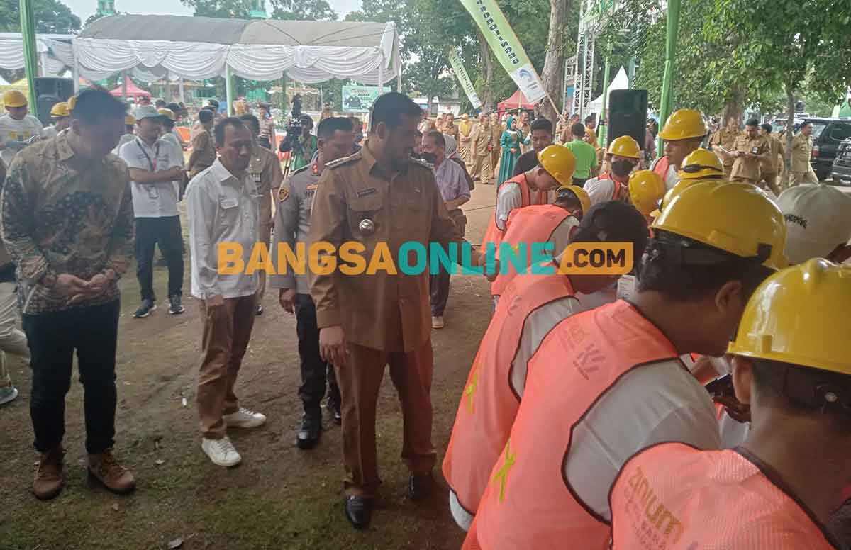 Wali Kota Probolinggo, Habib Hadi Zainal Abidin, saat menyaksikan ribuan siswa membuat meja lipat dari rangka baja ringan. Foto: SUGIANTO/BANGSAONLINE