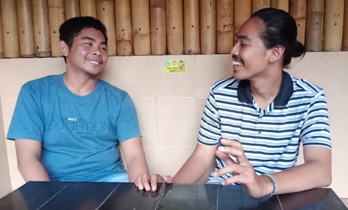Koordinator Komunitas Milenial Keren Surabaya (KMKS), Bagas Adji Pamungkas (kanan) bersama Benny Azhar, anggota KMKS saat berdiskusi tentang Pilwali Surabaya di salah satu tempat nongkrong anak muda di Surabaya. foto: istimewa