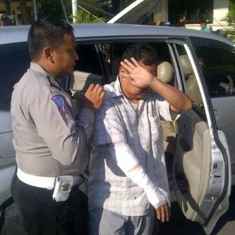SERAHKAN DIRI – Teguh Hariyanto saat tiba di Mapolres Sidoarjo, Jumat (17/10/2014) sore. foto: nanang ichwan/BangsaOnline

