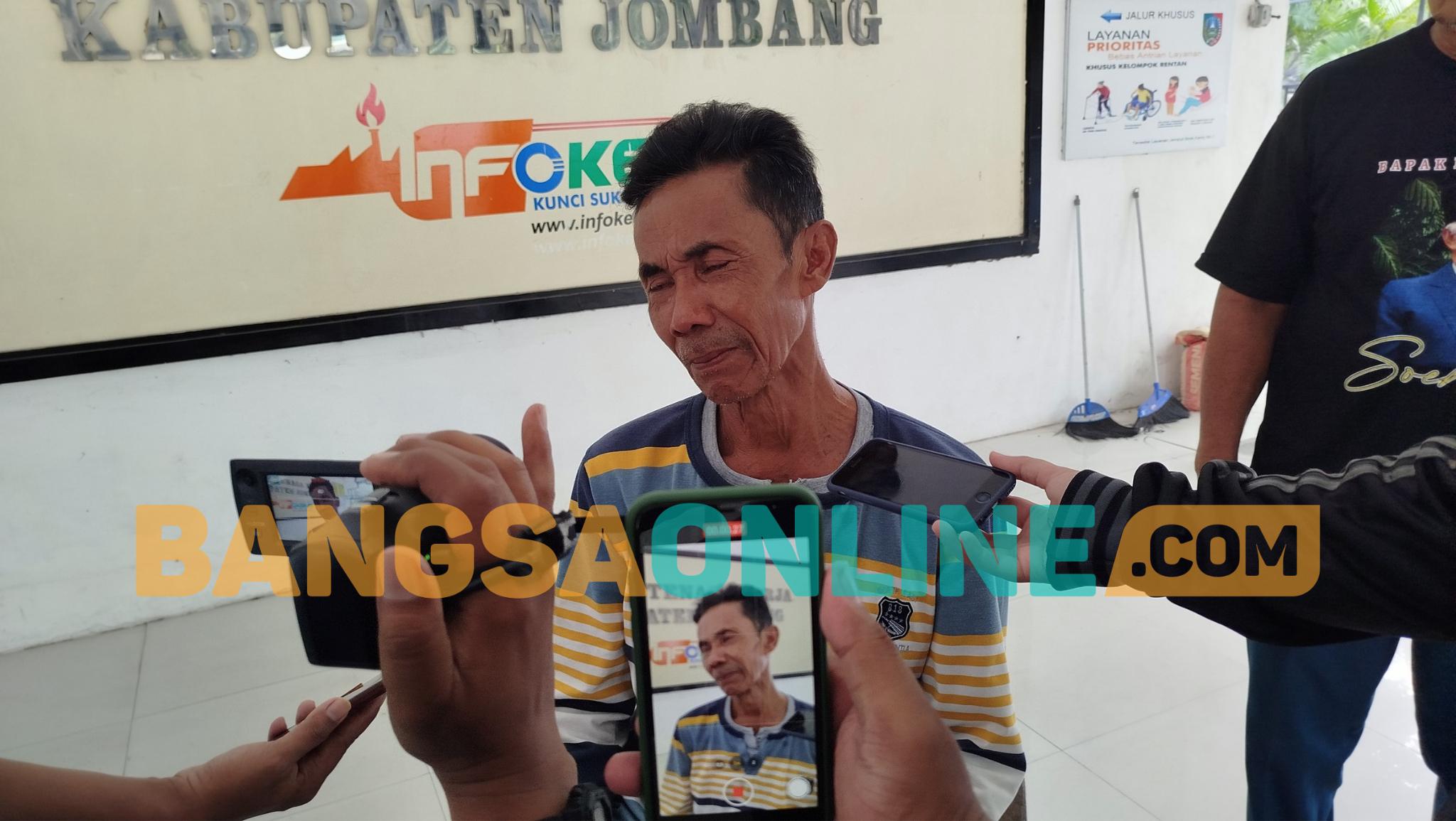Kamil saat mengadu ke Kantor Disnaker Jombang. Foto: AAN AMRULLOH/ BANGSAONLINE