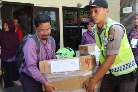 Naskah UN Tulungagung dibongkar dan distribusikan ke sub rayon ke seuluruh wilayah kabupaten. Distribusi mendapat kawalan ketat aparat.