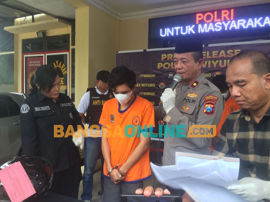 Kapolsek Wiyung bersama kasi humas Polrestabes Surabaya saat menunjukkan pelaku curanmor di konferensi pers. Foto: Rusmiyanto/BANGSAONLINE