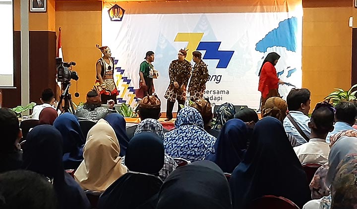 KESENIAN: Pegawai DJP Jatim II saat mengikuti lomba ludrukan dalam rangka Hari Oeang ke-73, Rabu (30/10). foto: ist
