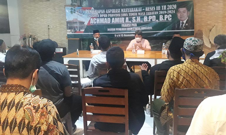 Achmad Amir Aslichin, S.H., B.P.D., B.P.C., Anggota F-PKB DPRD Jatim Daerah Pemilihan Jatim 2 (Sidoarjo) saat reses bersama para pedagang pasar di Sidoarjo yang tergabung dalam Himpunan Pedagang Pasar (HPP). foto: DIDI ROSADI/ BANGSAONLINE