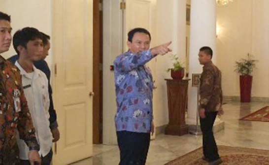 Ahok usir wartawan di balai kota DKI Jakarta. foto: merdeka.com